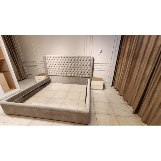 سرير كبير + 2 كمود