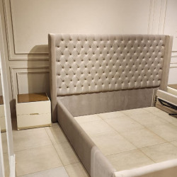 سرير كبير + 2 كمود