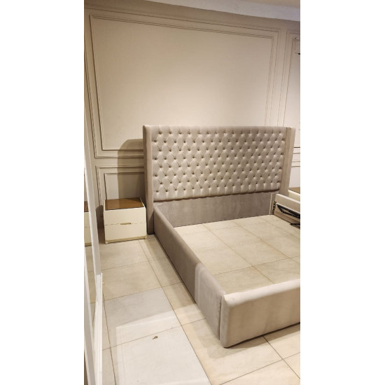 سرير كبير + 2 كمود